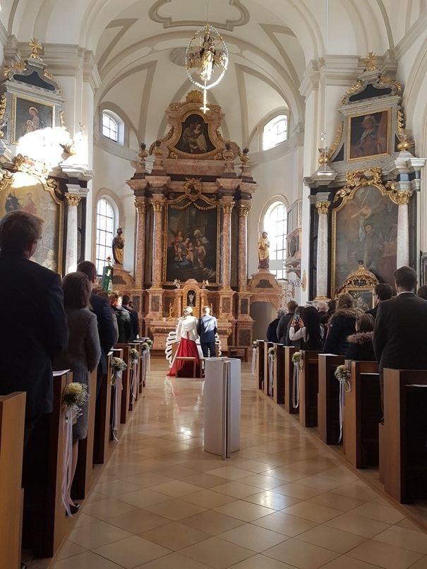 Vor dem
              Altar