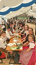 Tisch im Festzelt