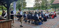 Festteilnehmer im Biergarten