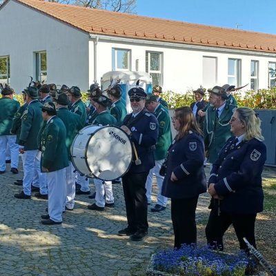 Maibaum, Festzug und Festtag im Bierzelt