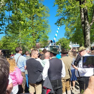 Maibaum, Festzug und Festtag im Bierzelt