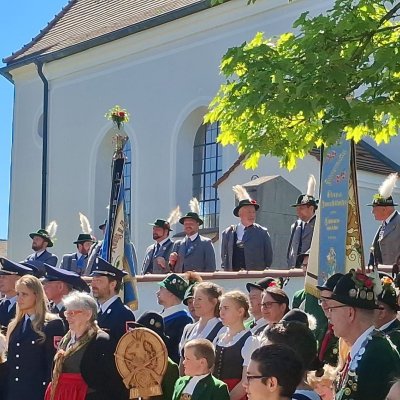 Maibaum, Festzug und Festtag im Bierzelt