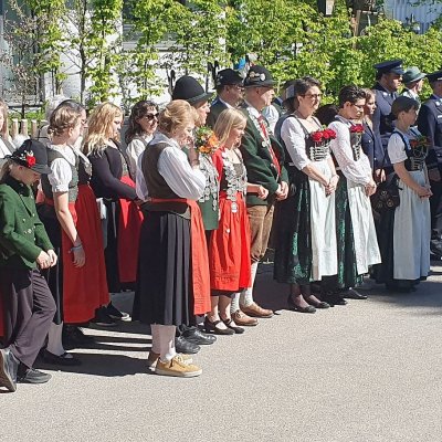 Maibaum, Festzug und Festtag im Bierzelt