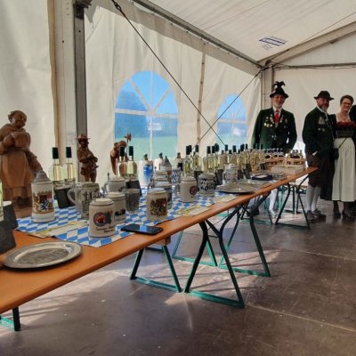 Maibaum, Festzug und Festtag im Bierzelt