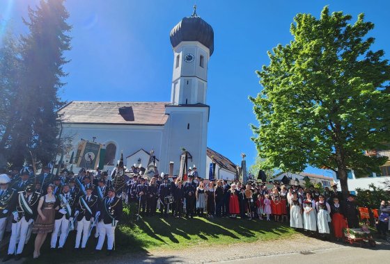 Maibaum, Festzug und Festtag im Bierzelt